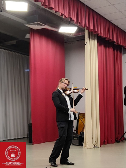 В школе №4 состоялся концерт-лекция скрипача Тагира Козаева.