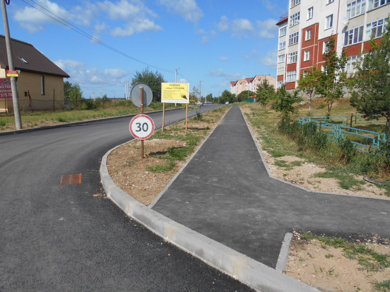 В Малоярославце в рамках нацпроекта «Безопасные качественные дороги» ремонтируют дорожное покрытие городских улиц.