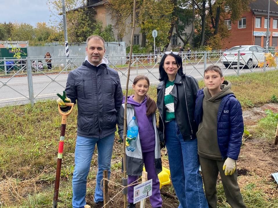 В Малоярославце продолжилась акция &quot;Посади семейное дерево&quot;.